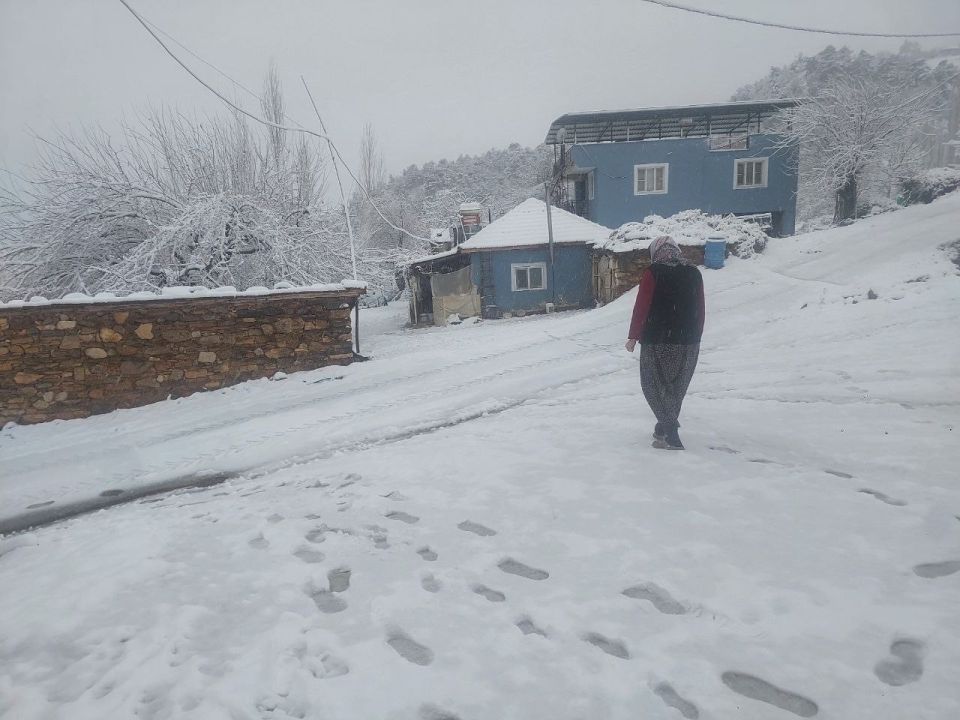 İlçede mevsimin ilk kar yağışı başladı