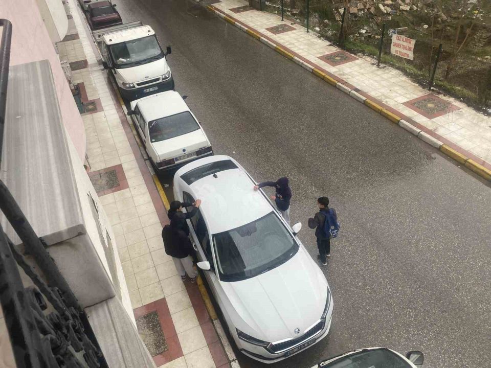 İlçede mevsimin ilk kar yağışı başladı