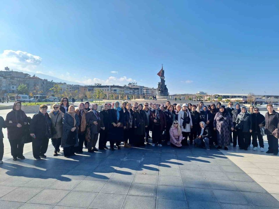 Manisalı kadınlar Salihli ilçesini 'Adım Adım' gezdi