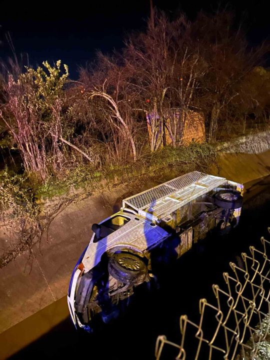 Kamyonet kanala uçtu, sürücü kayıplara karıştı!