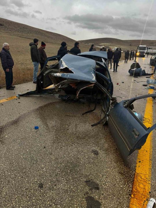 Başkent'te feci kaza: Servis aracı ile otomobil çarpıştı: 1 ölü, 1’i ağır 10 yaralı!