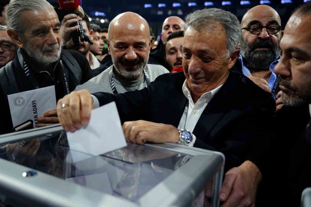 Beşiktaş eski Başkanı Ahmet Nur Çebi oyunu kullandı