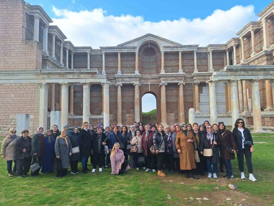 Manisalı kadınlar Salihli ilçesini 'Adım Adım' gezdi