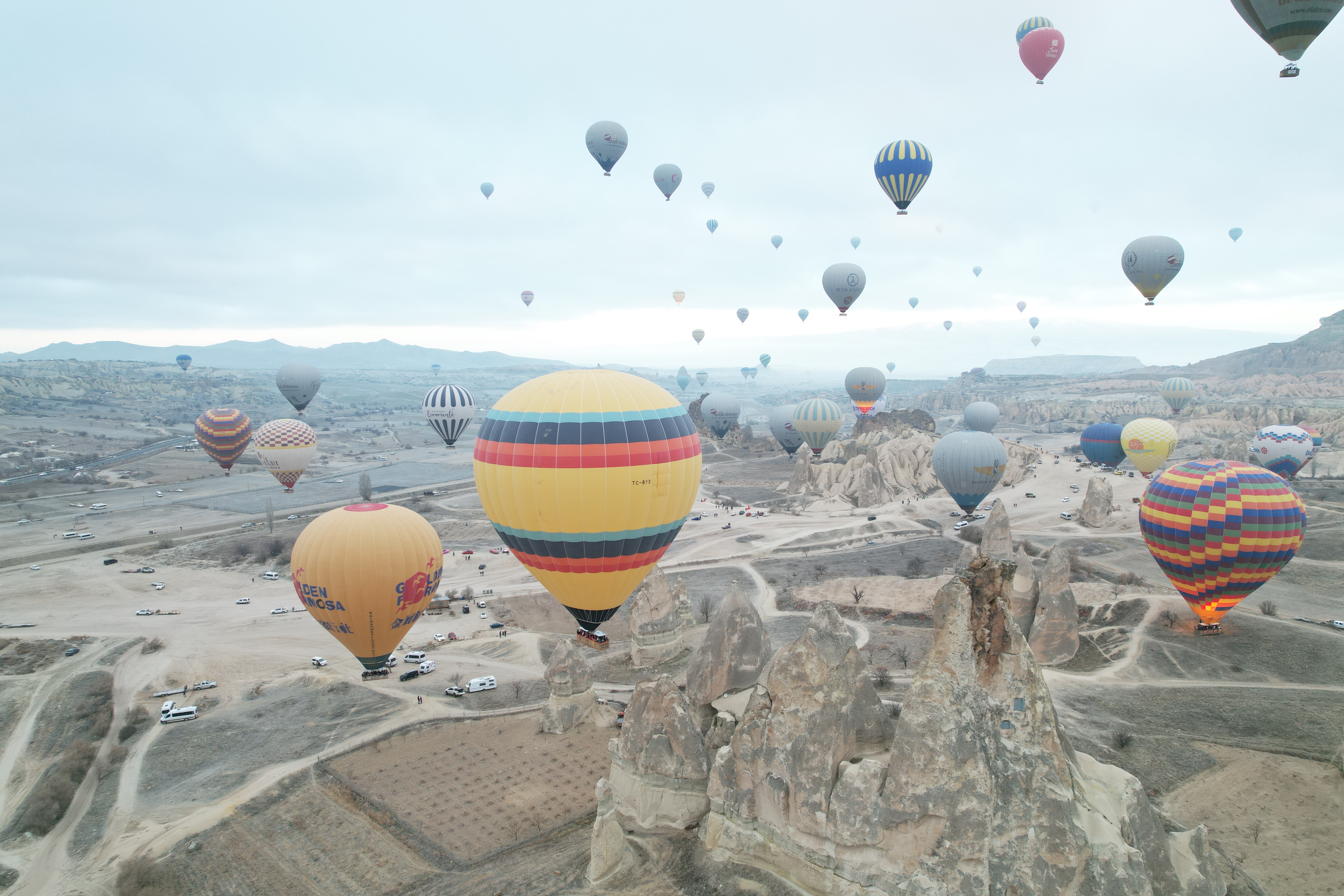 Kapadokya’da turistler yılın ilk güneşinin doğuşunu sıcak hava balonlarında izledi