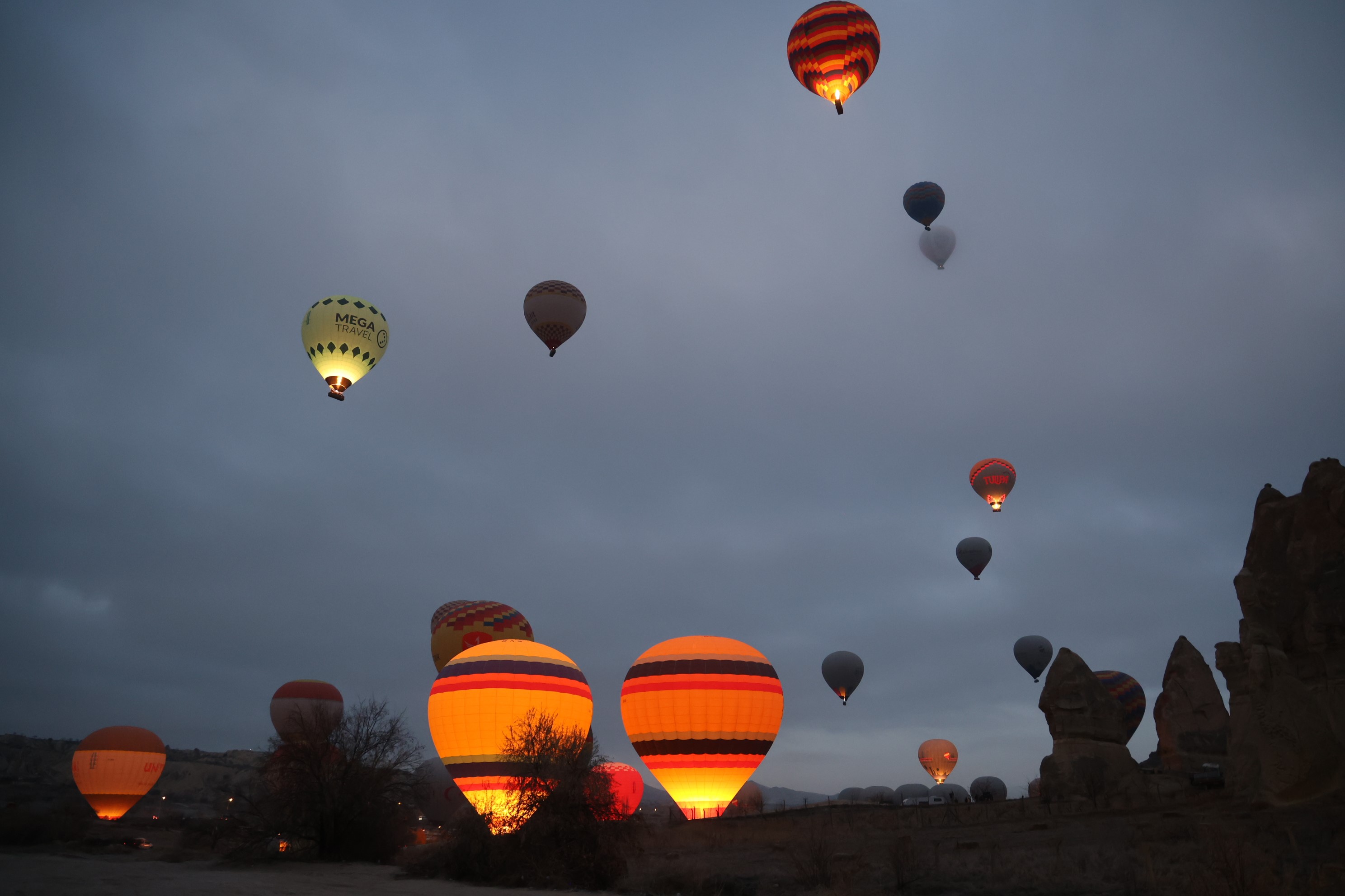 Kapadokya’da turistler yılın ilk güneşinin doğuşunu sıcak hava balonlarında izledi
