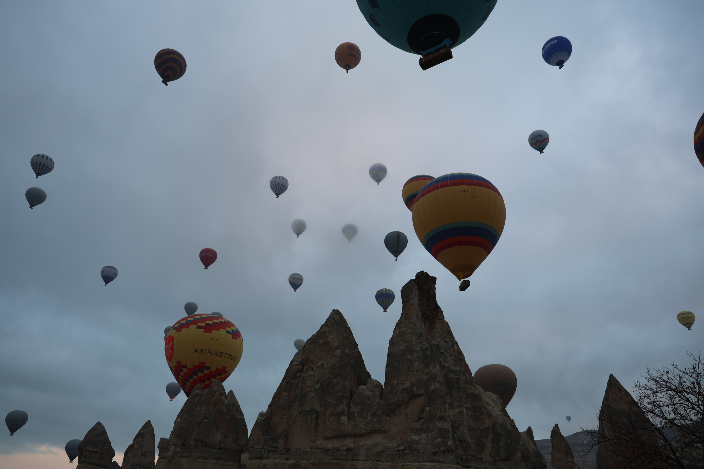 Kapadokya’da turistler yılın ilk güneşinin doğuşunu sıcak hava balonlarında izledi