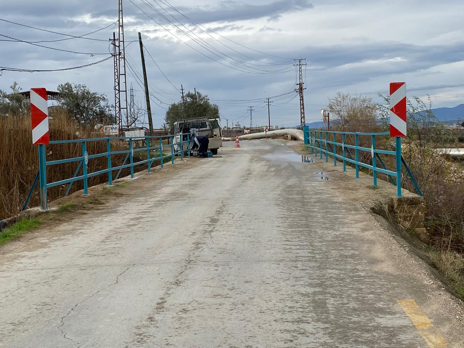 Salihli ve Alaşehir'de köprü korkulukları yenilendi