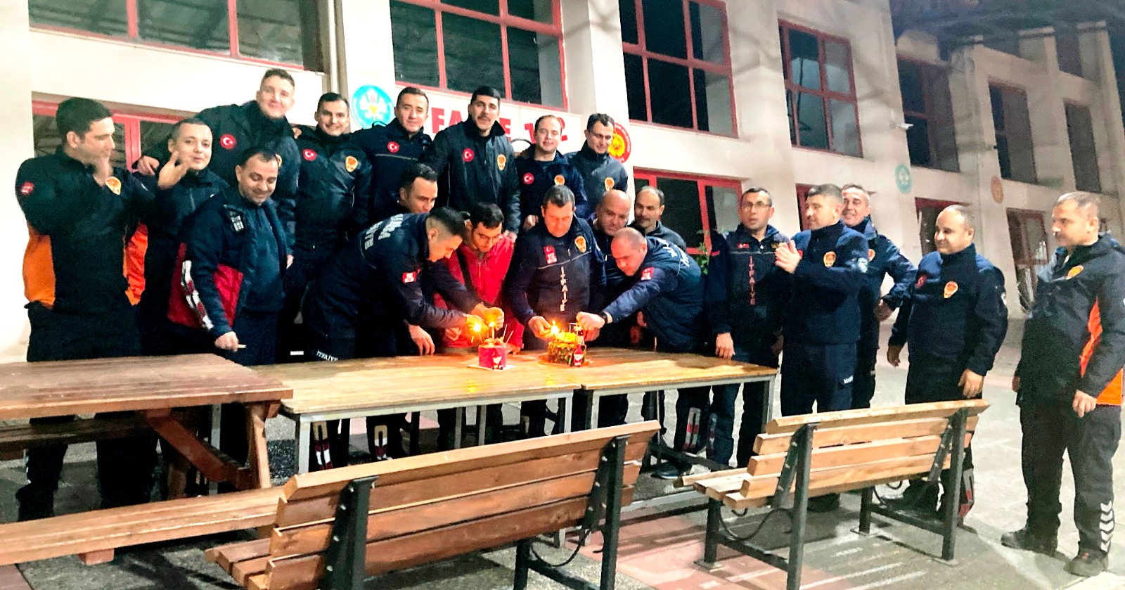 Engelli Yüzücüden İtfaiyecilere Pastalı Yılbaşı Kutlaması