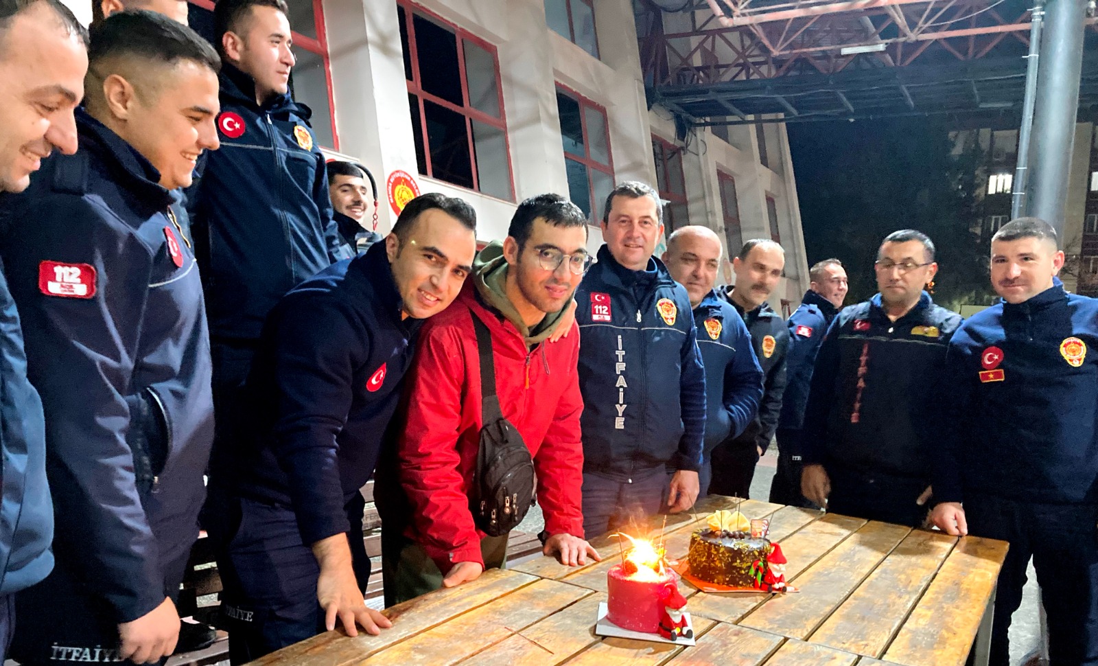 Engelli Yüzücüden İtfaiyecilere Pastalı Yılbaşı Kutlaması