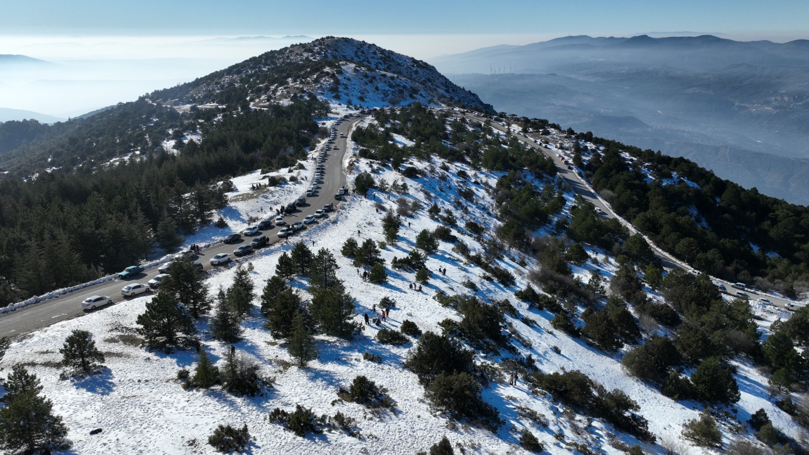 Kar yağışının ardından vatandaşlar Spil'e akın etti