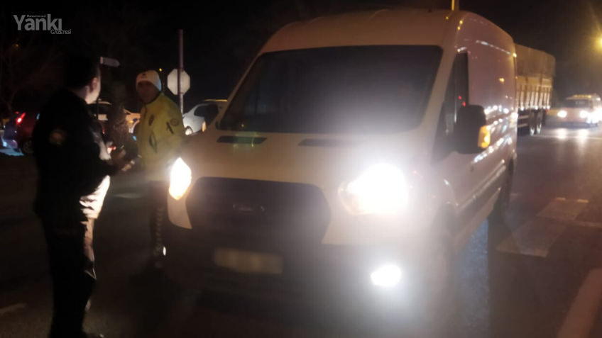 Yer Ergenekon Kavşağı! Minibüs yayalara çarptı: 2 yaralı