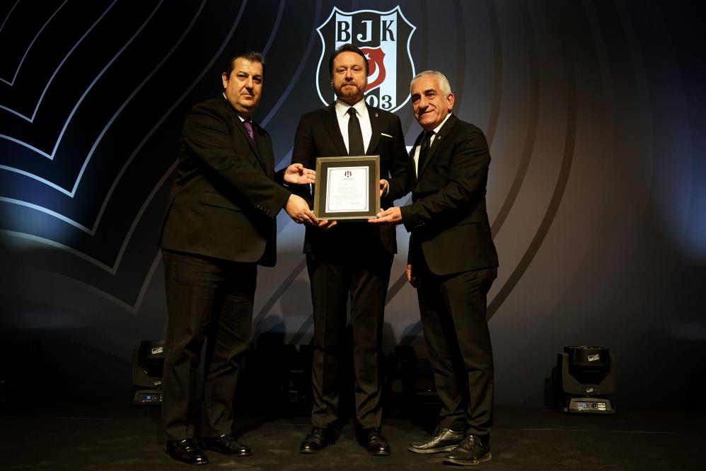 Beşiktaş’ta Başkan Adalı ve yönetimi, mazbatalarını aldı