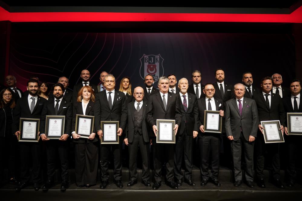 Beşiktaş’ta Başkan Adalı ve yönetimi, mazbatalarını aldı
