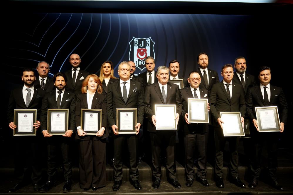 Beşiktaş’ta Başkan Adalı ve yönetimi, mazbatalarını aldı