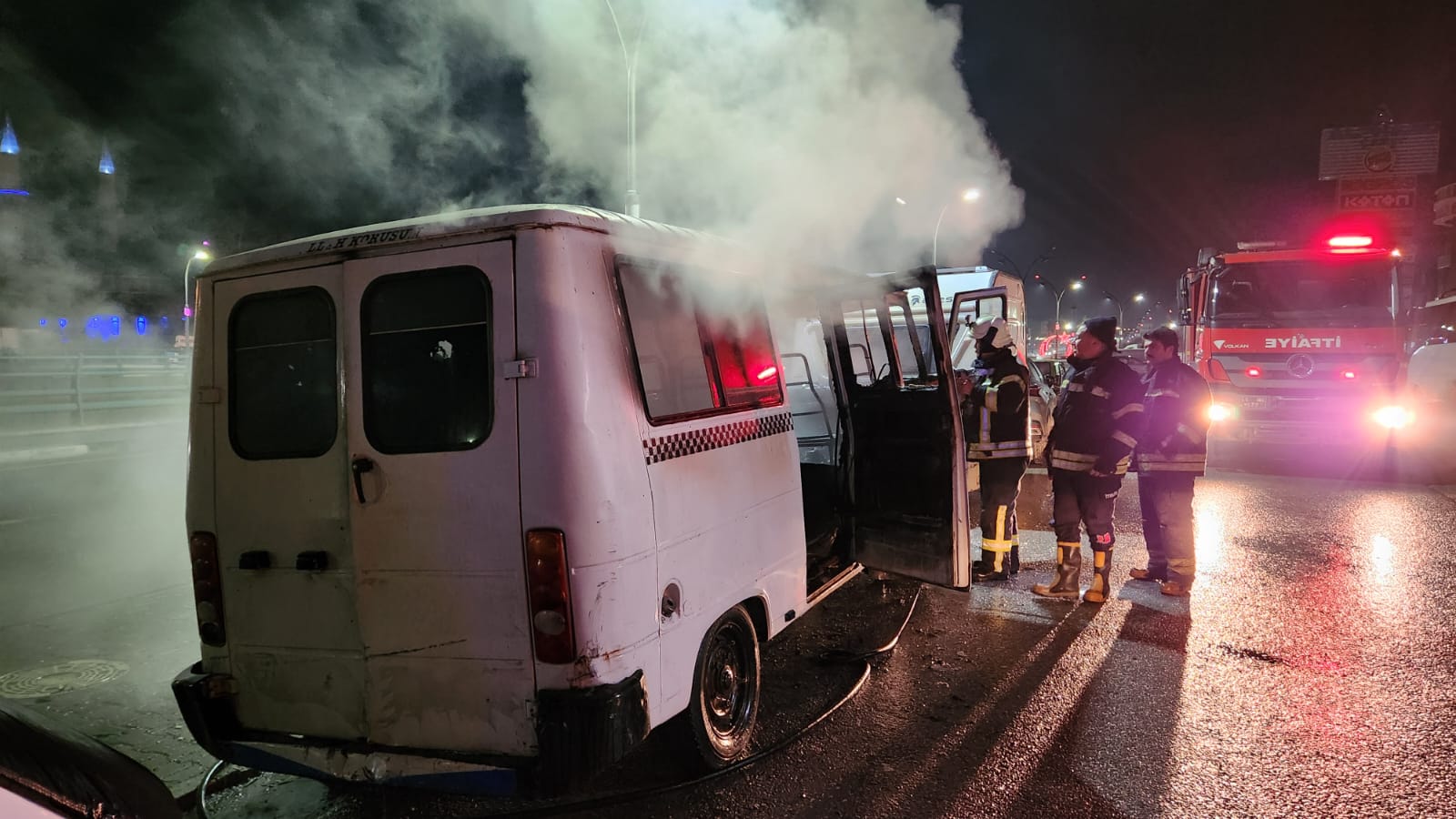 Turgutlu'da araç yangını: Alevlere teslim oldu!