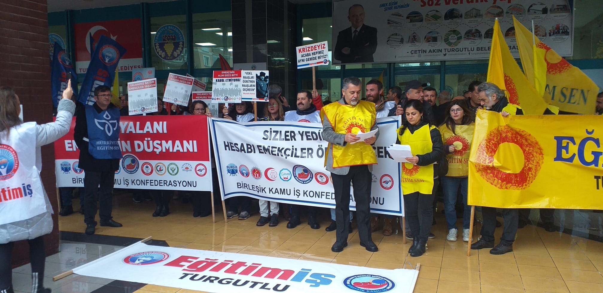 Birleşik Kamu-İş Konfederasyonundan Turgutlu'da basın açıklaması