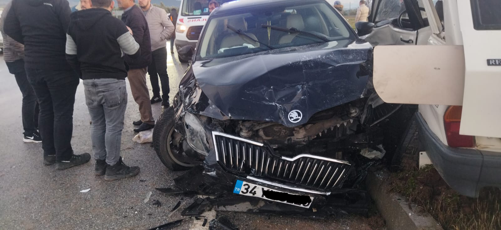 Akhisar-Gölmarmara yolunda feci kaza: 2'si ağır 7 yaralı!