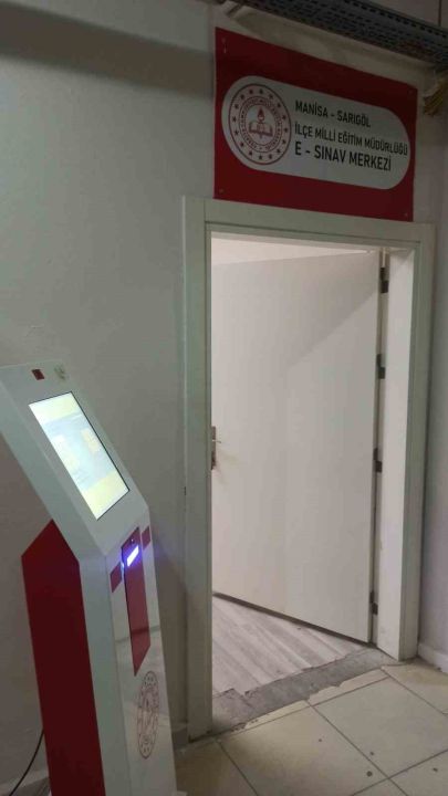 Manisa'da ehliyet sınavında kopya düzeneği ile yakalandı!