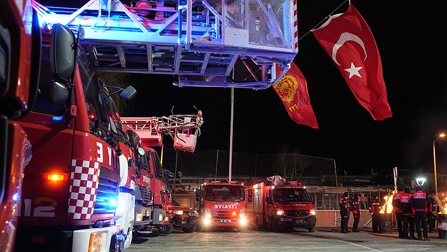 Depremin simgesi Ebrar Sitesi kahramanları şehitleri böyle andı