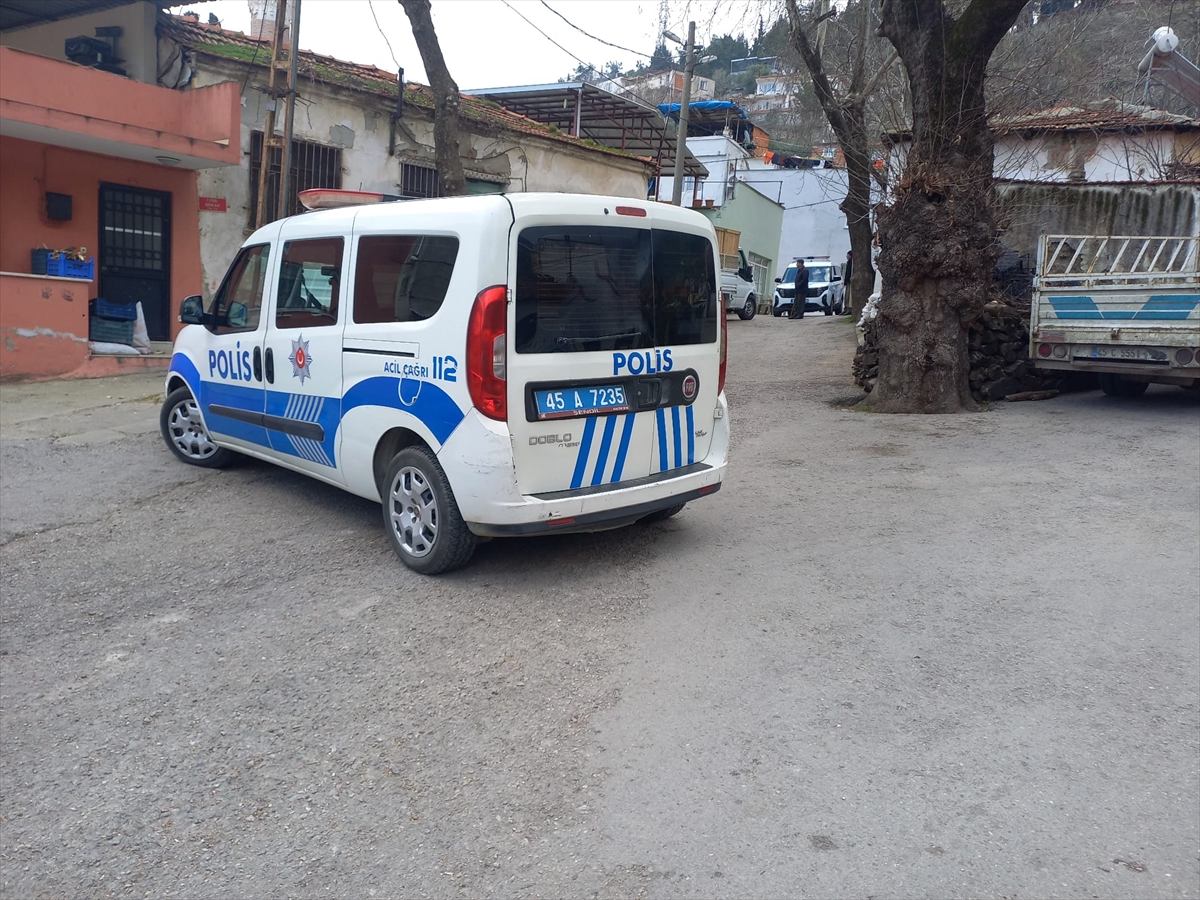 Manisa'da metruk evde define arayan 4 kişi yakalandı