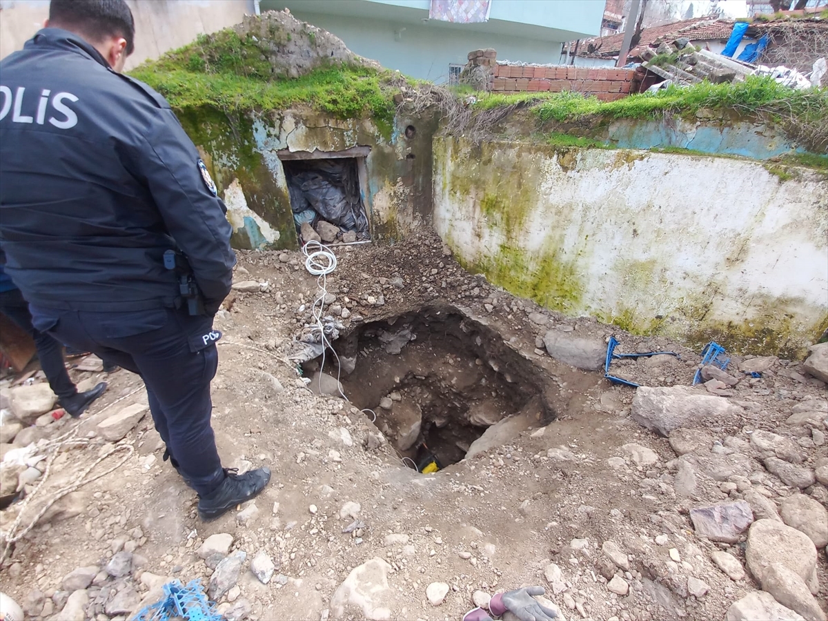 Manisa'da metruk evde define arayan 4 kişi yakalandı