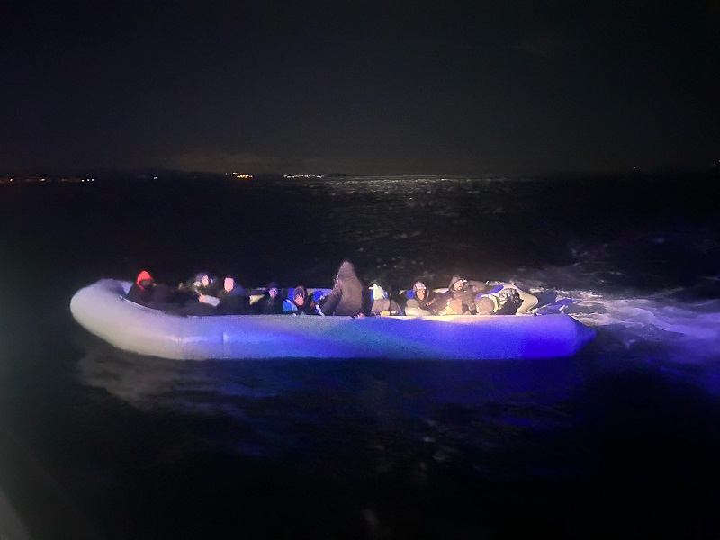 İzmir açıklarında 28 düzensiz göçmen kurtarıldı
