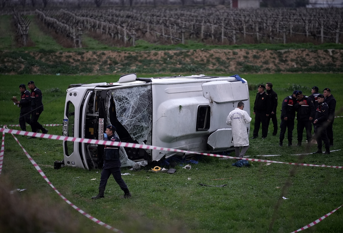 Denizli'de öğrencileri taşıyan servis midibüsü devrildi, 2 kişi öldü, 26 kişi yaralandı
