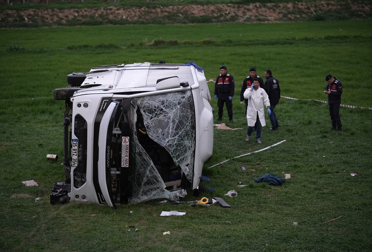 Denizli'de öğrencileri taşıyan servis midibüsü devrildi, 2 kişi öldü, 26 kişi yaralandı