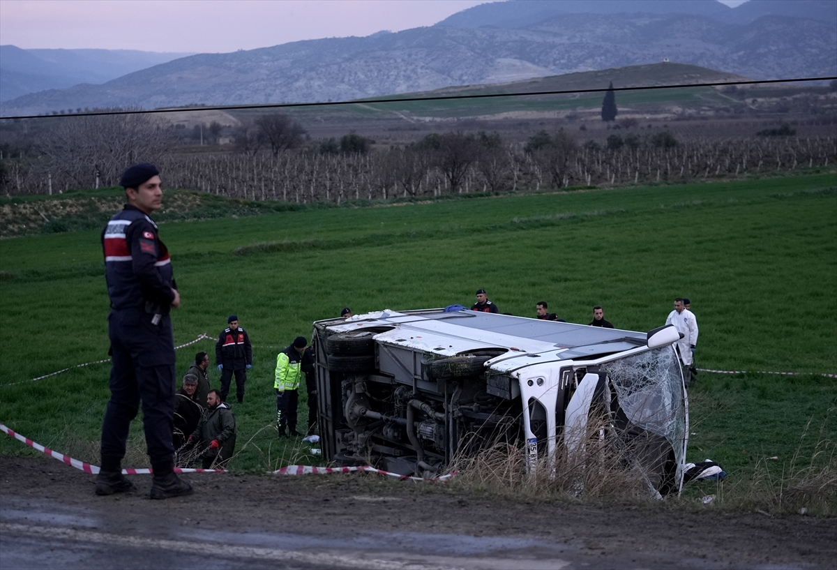 Denizli'de öğrencileri taşıyan servis midibüsü devrildi, 2 kişi öldü, 26 kişi yaralandı