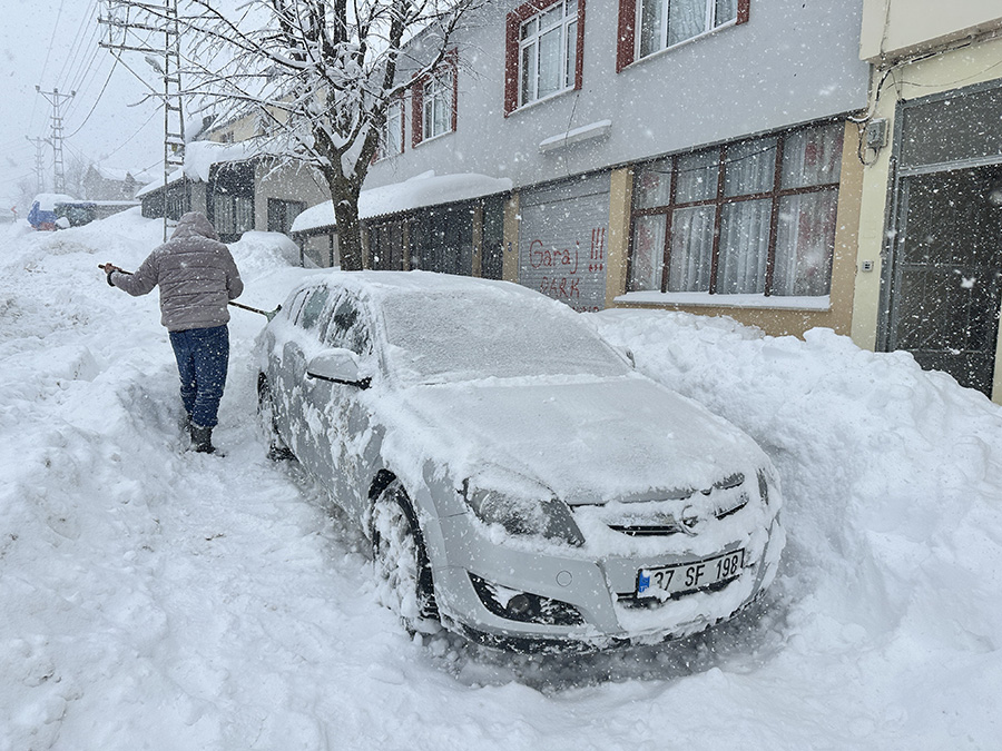 180 santimetrelik karın altında kalan araçlarını güçlükle çıkarttılar