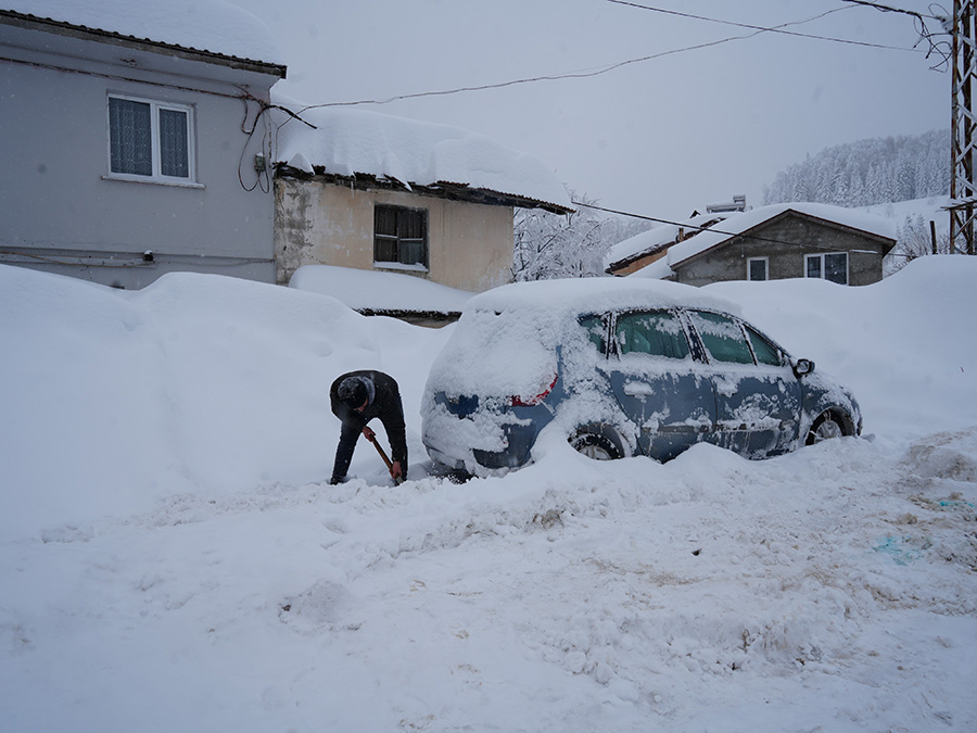 180 santimetrelik karın altında kalan araçlarını güçlükle çıkarttılar