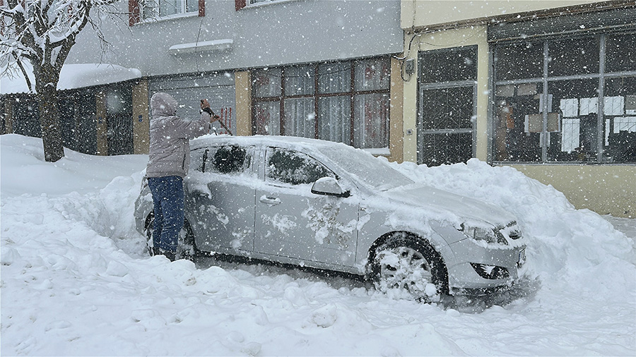 180 santimetrelik karın altında kalan araçlarını güçlükle çıkarttılar