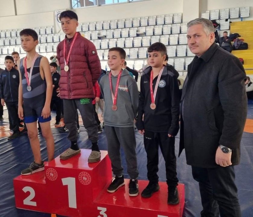 Sarıgöllü güreşçiler madalyaları topladı