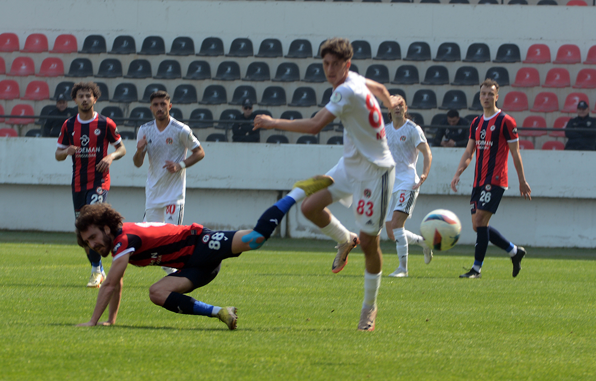 Turgutlu paraşütsüz: 2-3