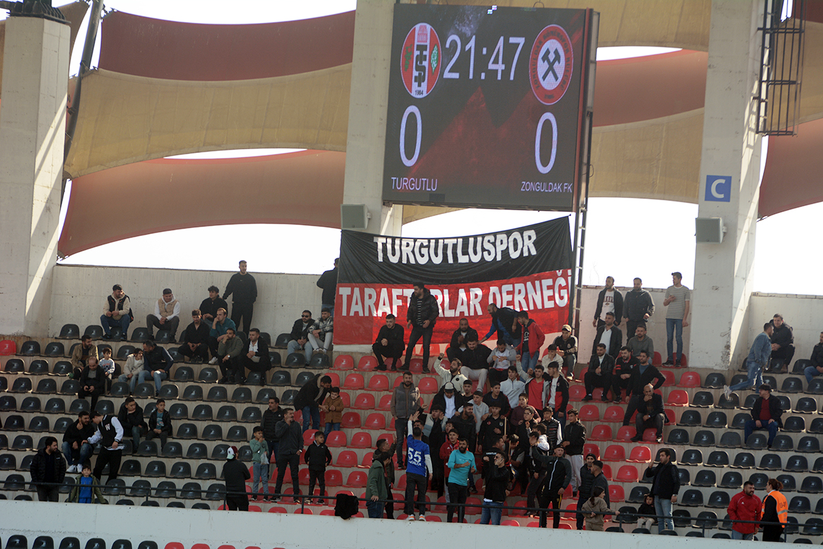 Turgutlu paraşütsüz: 2-3