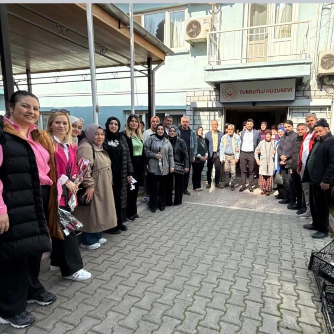 Ak Parti yönetiminden huzurevine Kadınlar Günü ziyareti