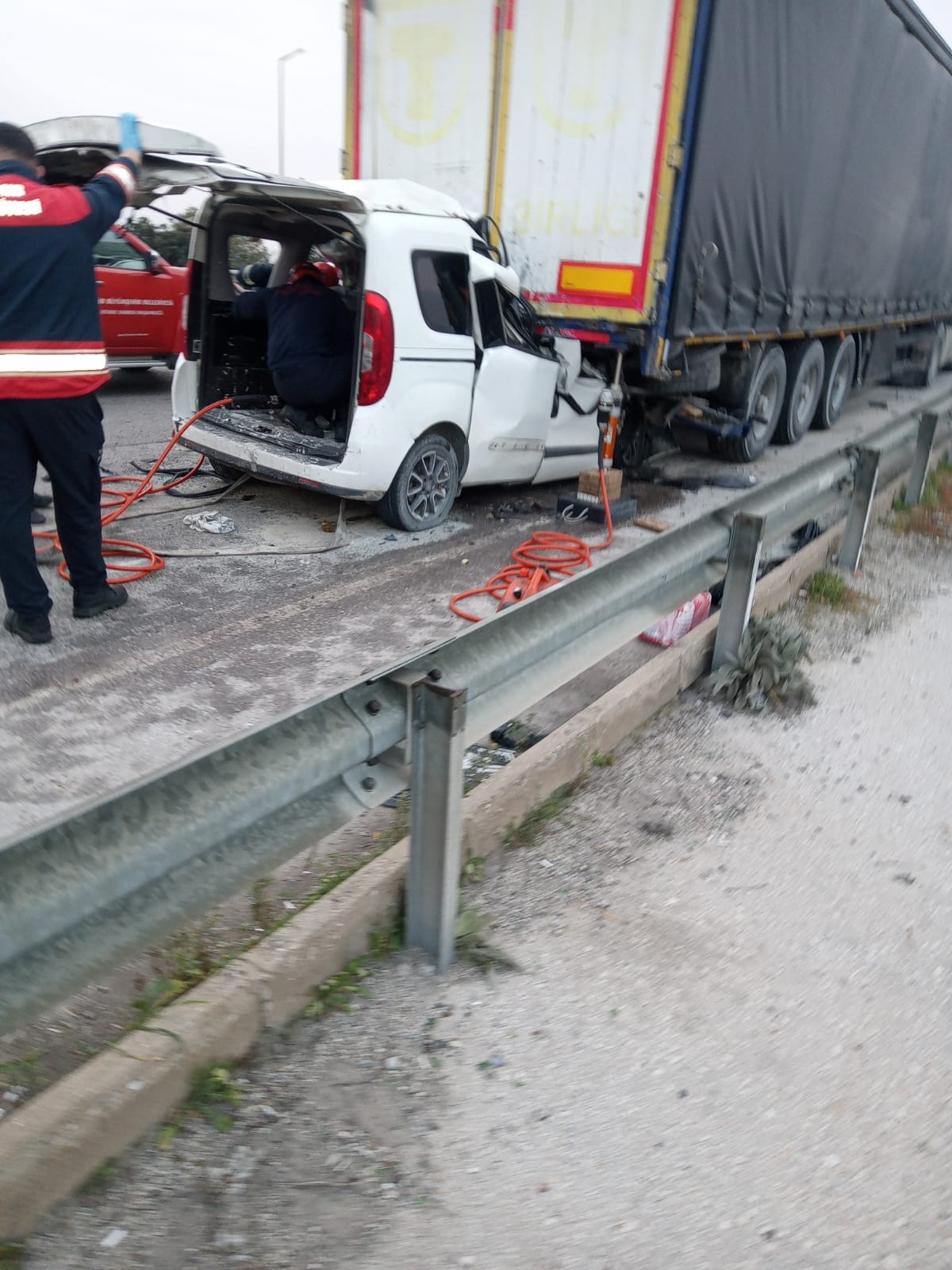 İzmir’de otomobil tıra çarptı, sürücü yaşamını yitirdi