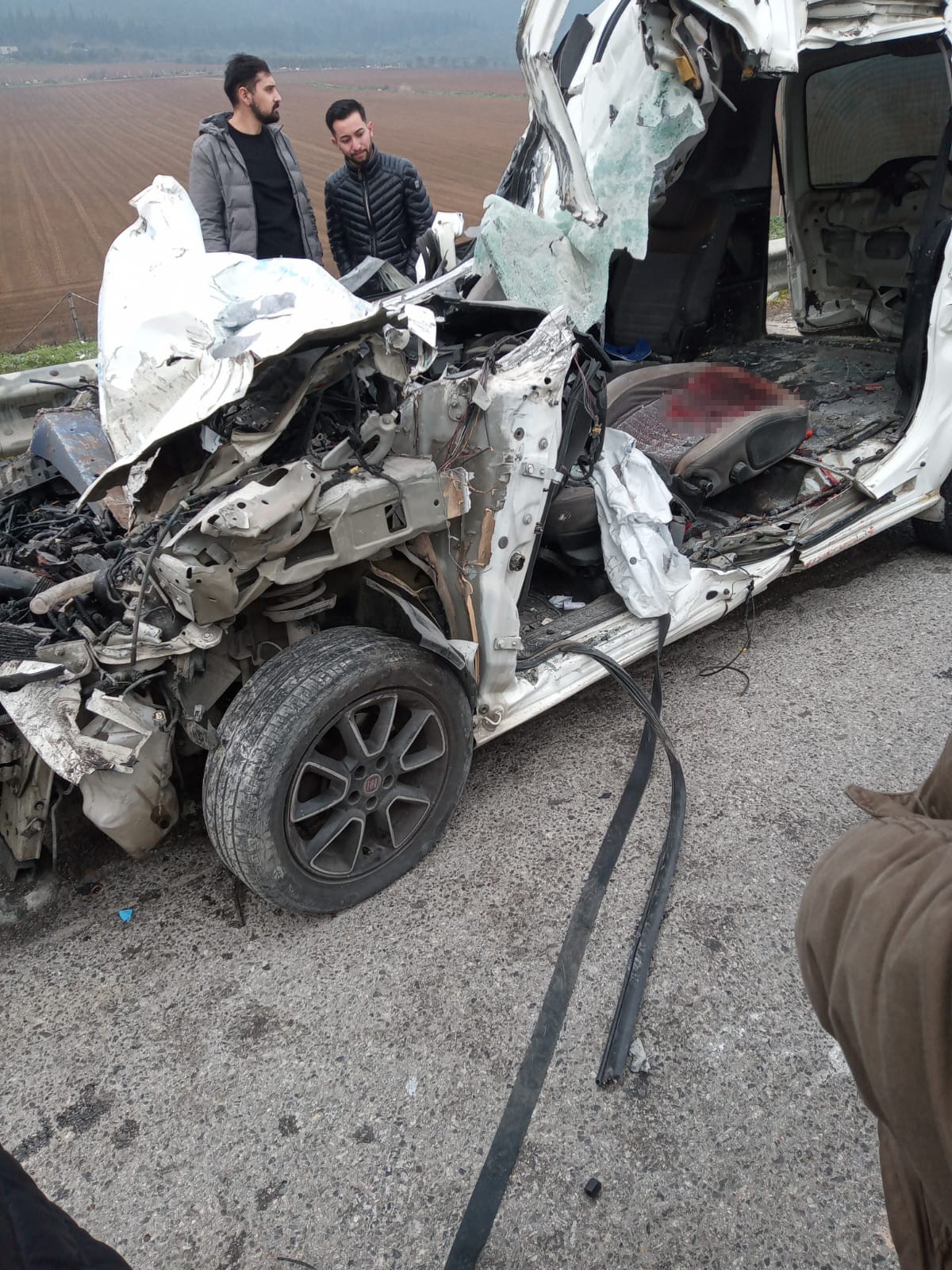 İzmir’de otomobil tıra çarptı, sürücü yaşamını yitirdi