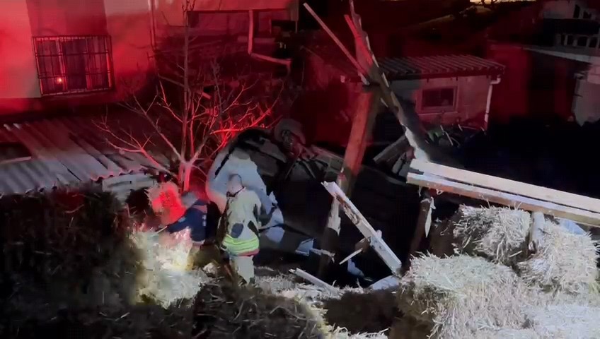 Kazada motosiklet ikiye bölündü otomobil çatıya uçtu: 1 ölü 2 yaralı