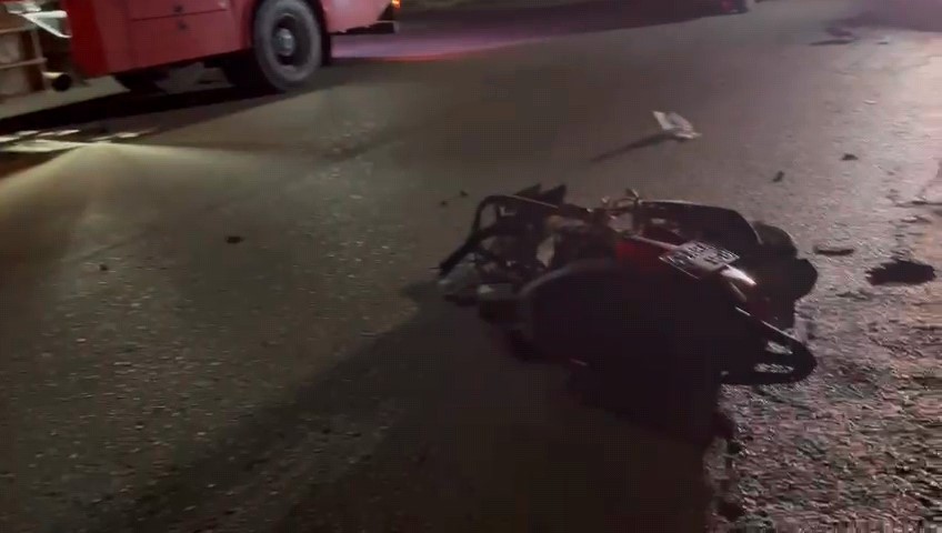 Kazada motosiklet ikiye bölündü otomobil çatıya uçtu: 1 ölü 2 yaralı
