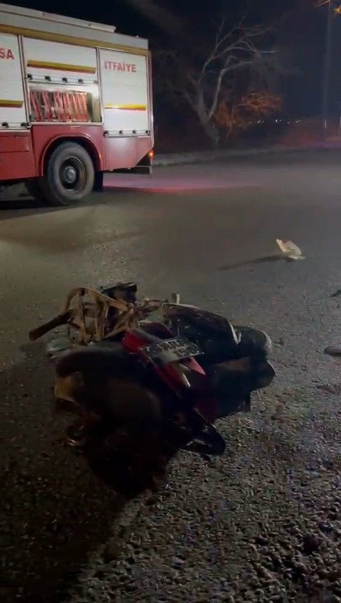 Kazada motosiklet ikiye bölündü otomobil çatıya uçtu: 1 ölü 2 yaralı