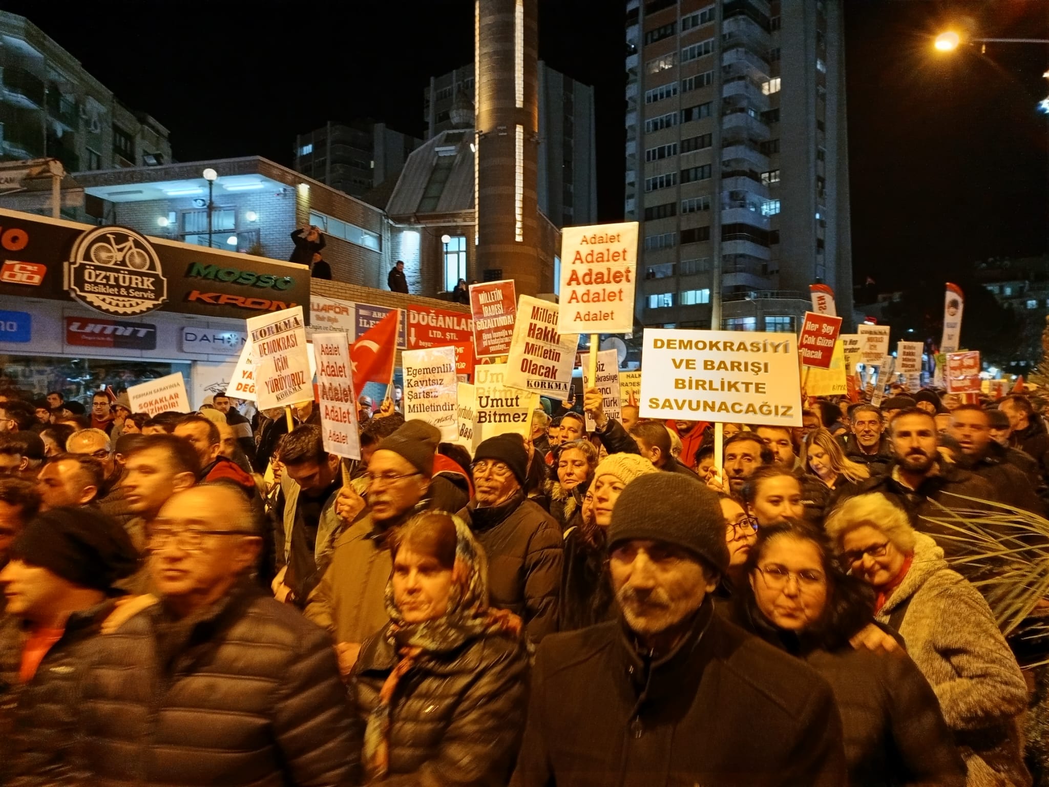 Manisa İmamoğlu için yürüdü