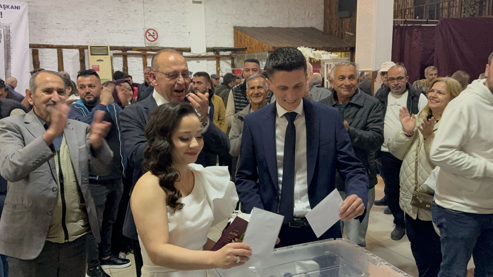 Gelinle damat ön seçimde oy kullandı