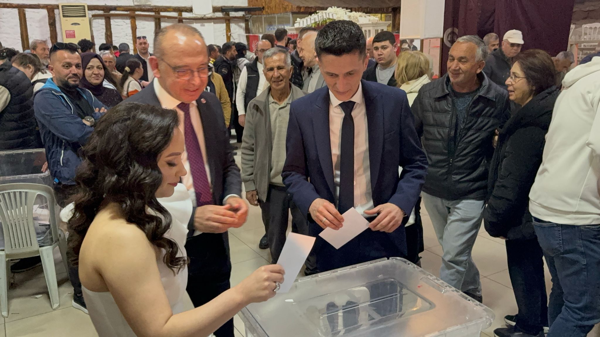 Gelinle damat ön seçimde oy kullandı