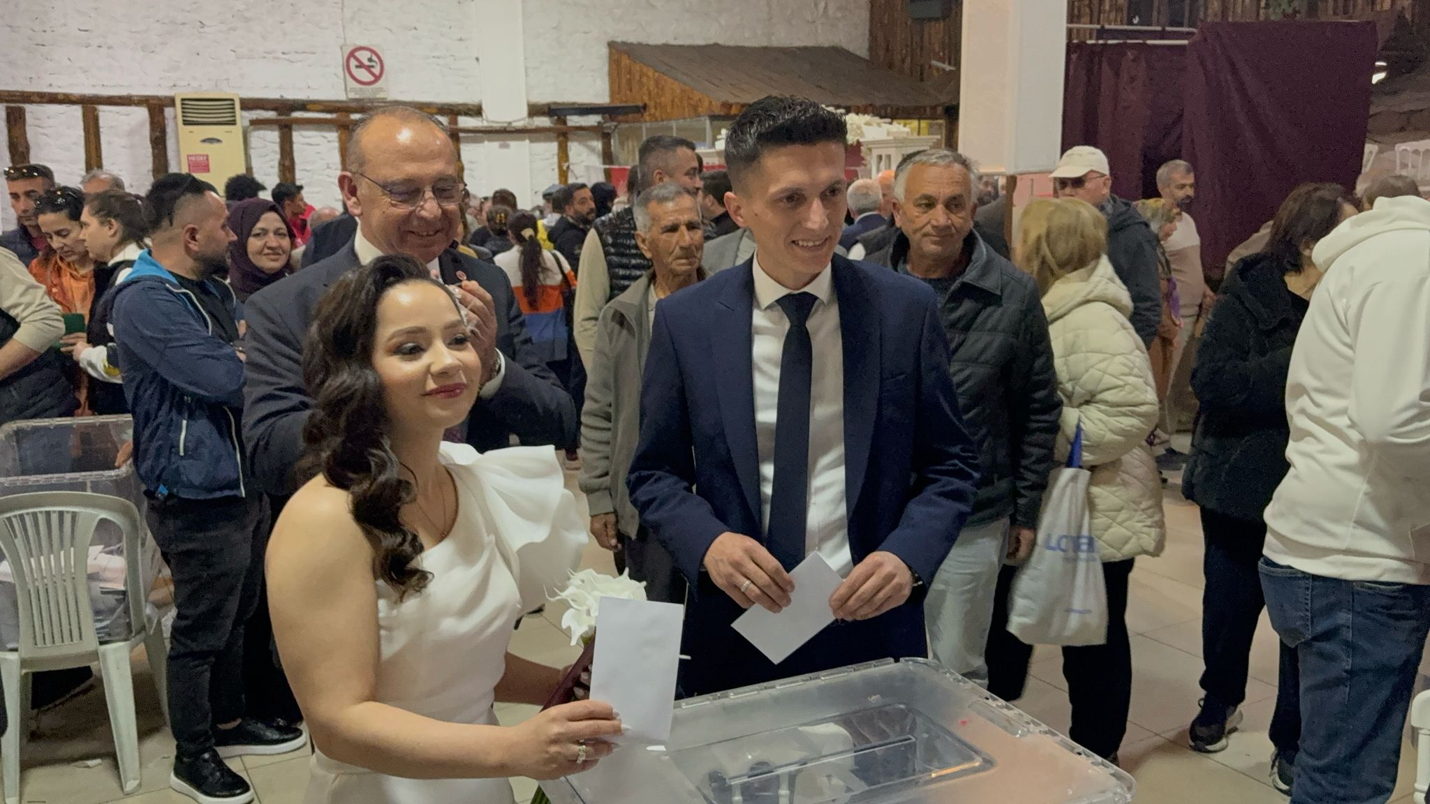 Gelinle damat ön seçimde oy kullandı