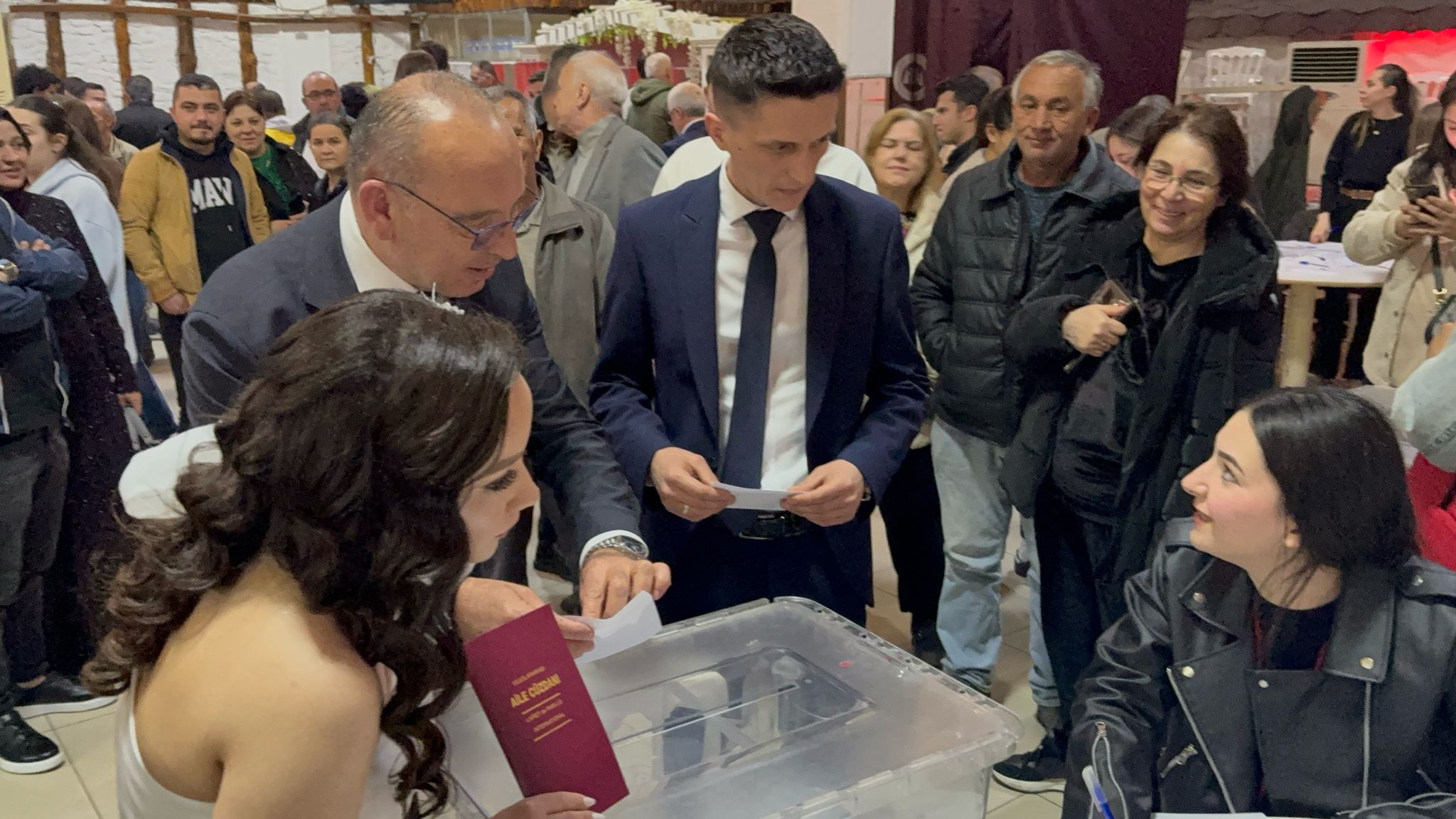 Gelinle damat ön seçimde oy kullandı