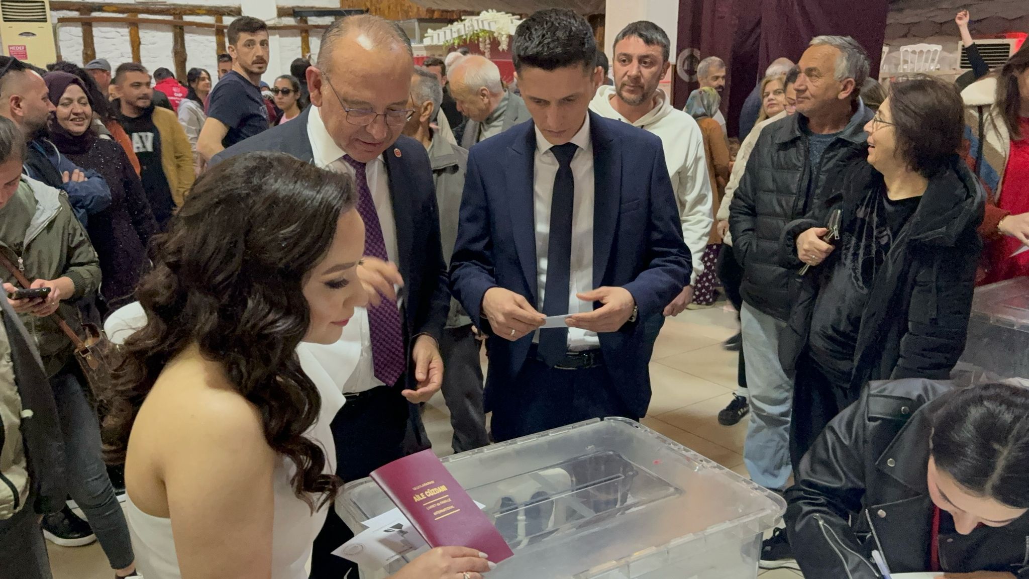 Gelinle damat ön seçimde oy kullandı