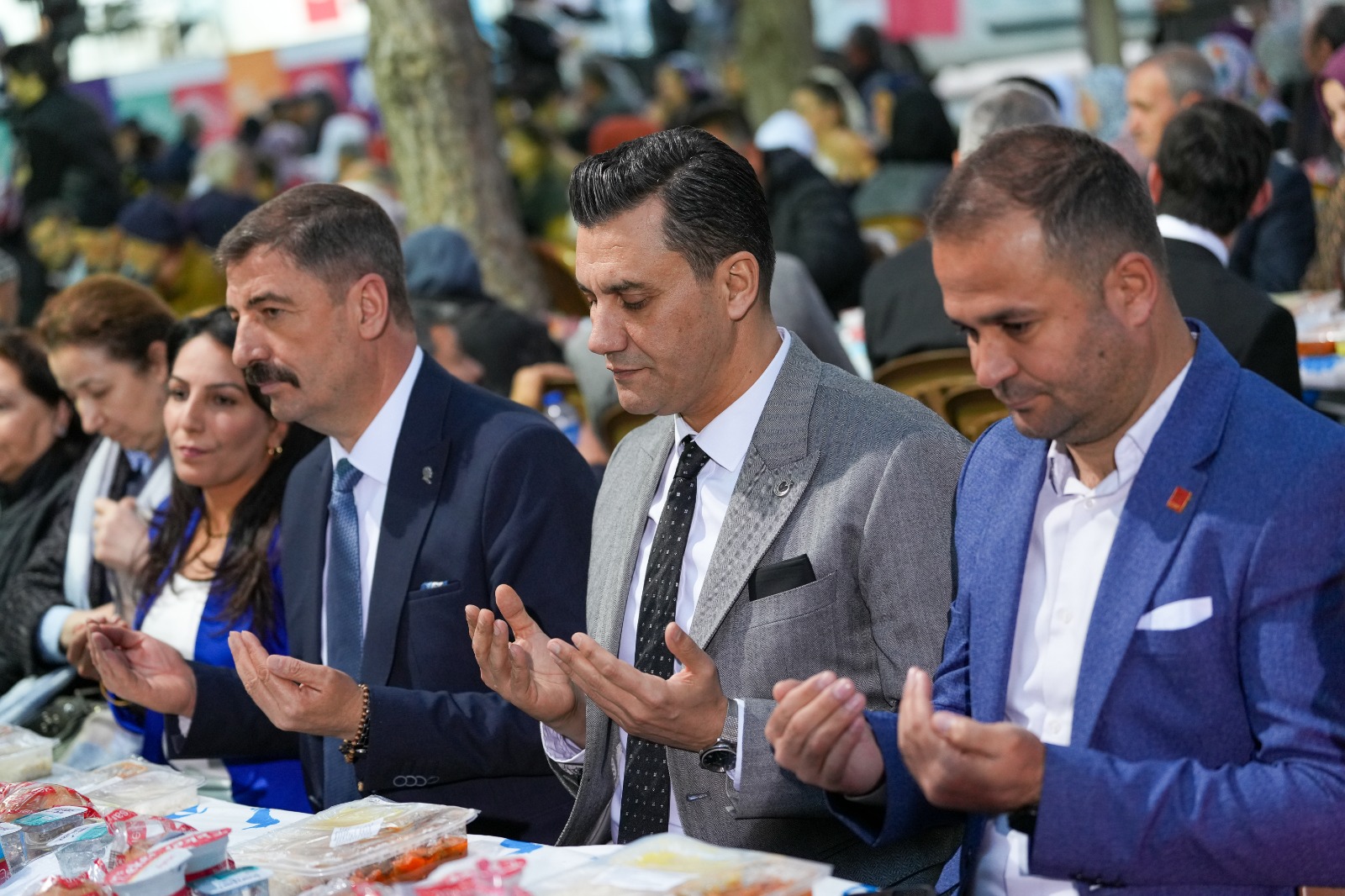 Başkan Zeyrek, Kadir Gecesi’nde Kula’da Gönül Sofrasına Katıldı