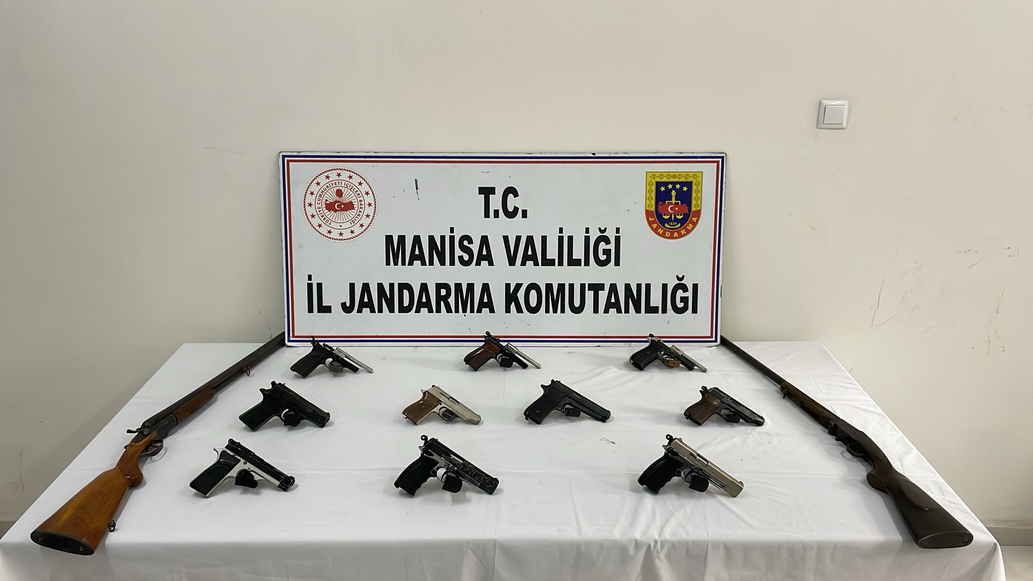 Akhisar’da Silah Kaçakçılığı: 6 Şüpheli
