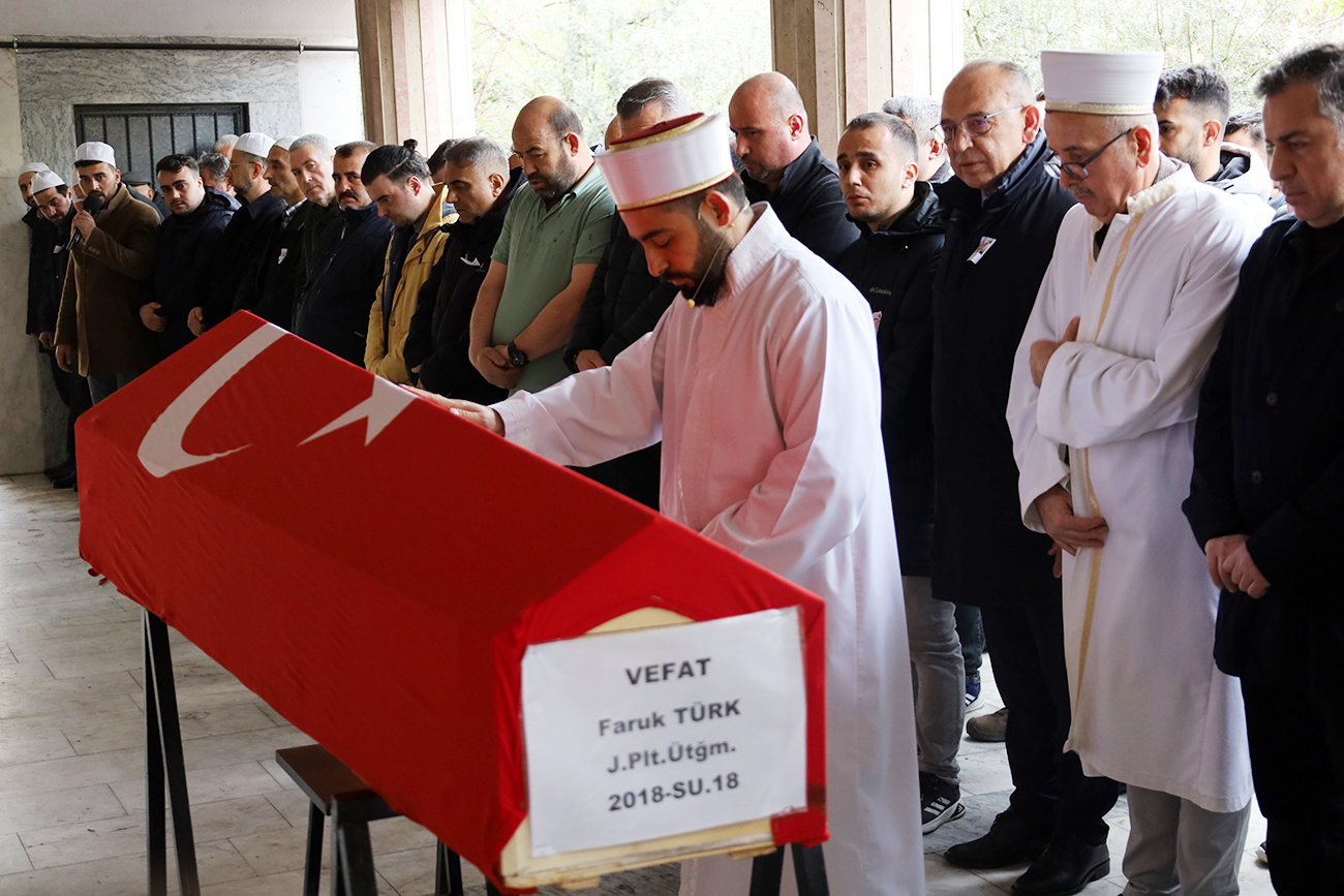 Turgutlulu Üsteğmen Türk’ün cenaze namazını imam abisi kıldırdı